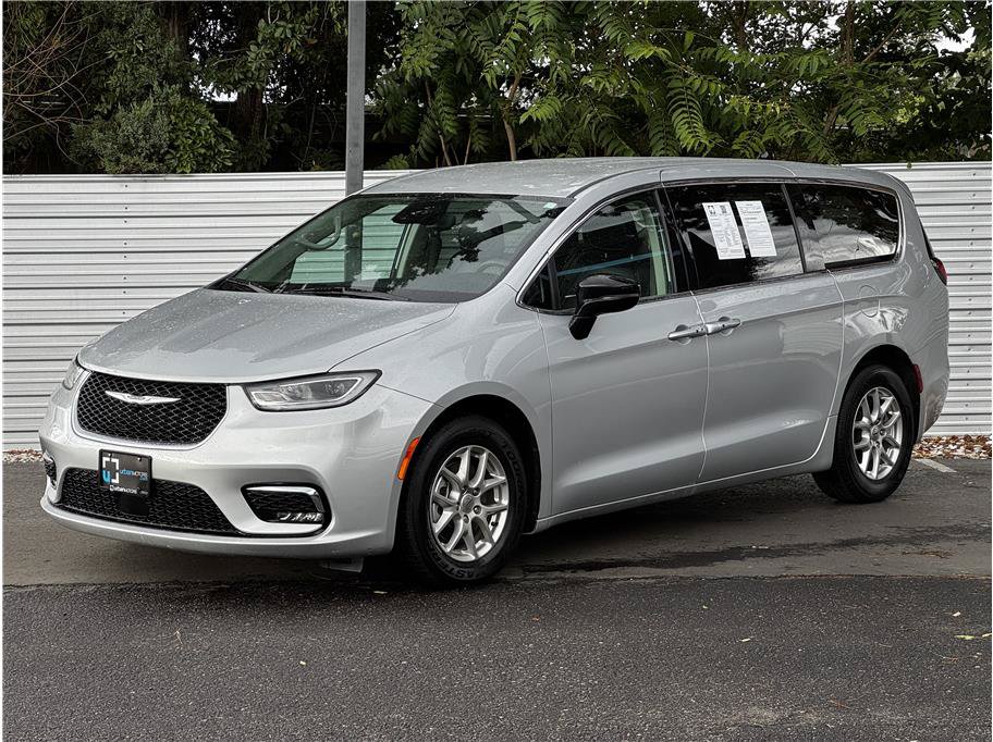 Used 2024 Chrysler Pacifica Touring-L FWD image 8
