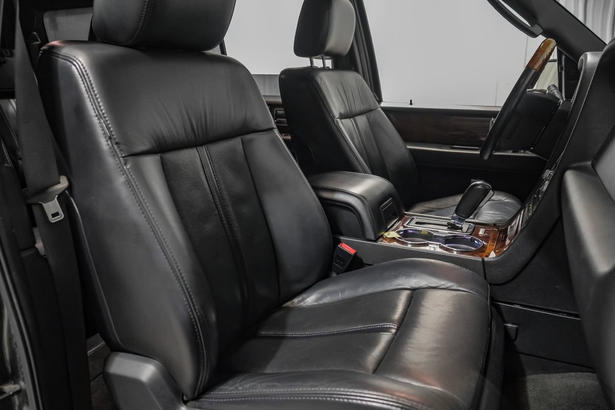 Used 2016 Lincoln Navigator Select RWD image 21