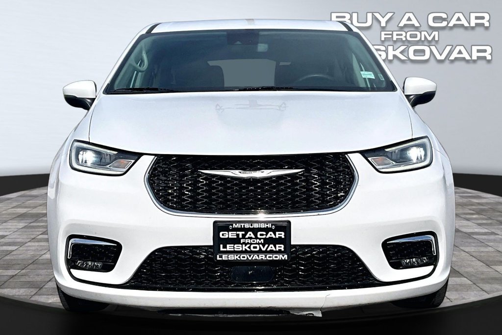 Used 2023 Chrysler Pacifica Touring-L FWD image 3