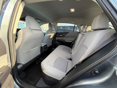 Used 2023 Toyota Venza LE image 7