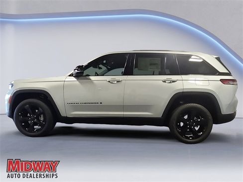 New 2025 Jeep Grand Cherokee Limited w/ Luxury Tech Group II image 2
