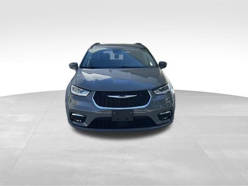 Used 2022 Chrysler Pacifica Touring-L image 8