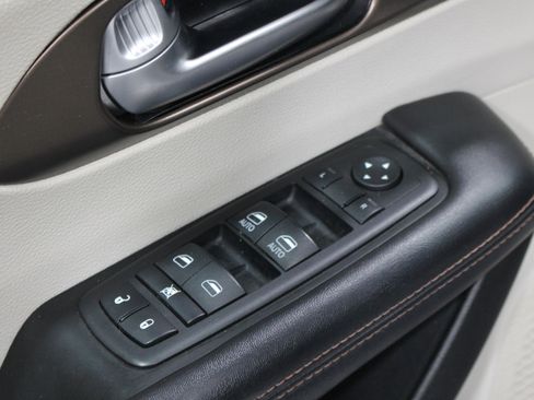 Used 2017 Chrysler Pacifica Touring-L image 7