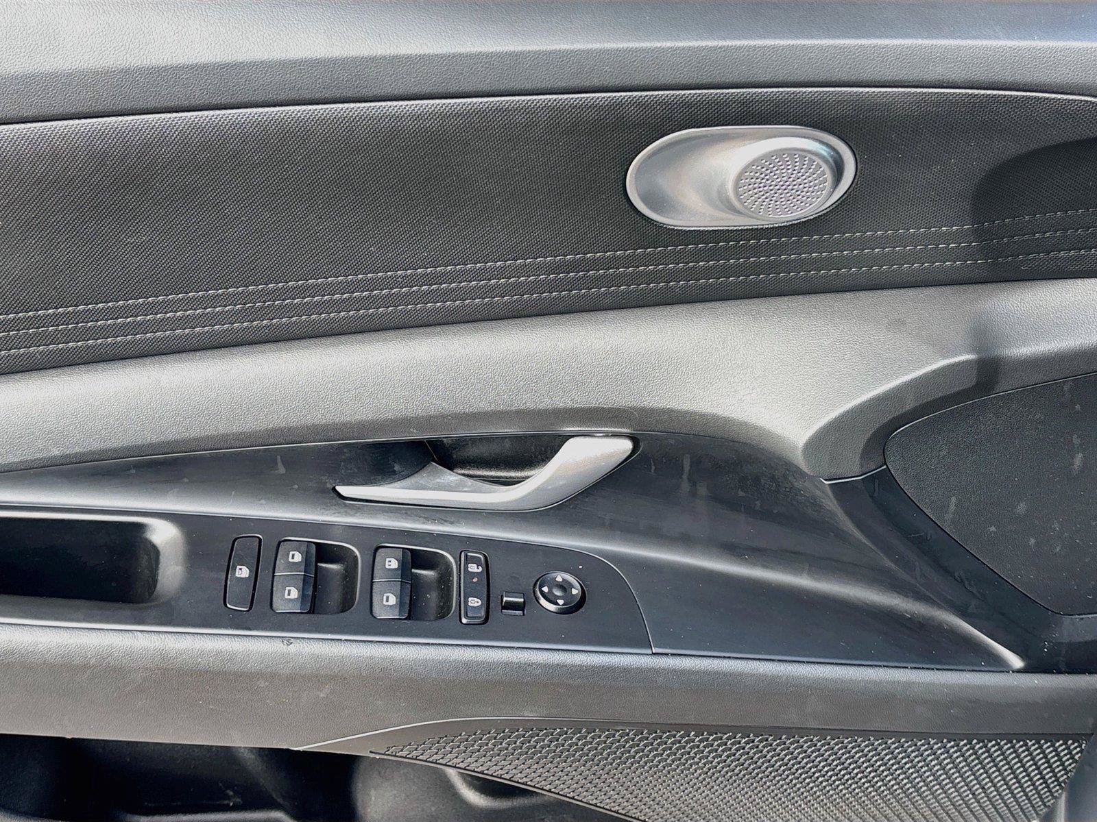 Used 2025 Hyundai Elantra SE FWD image 17