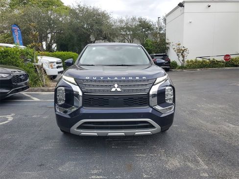 Used 2023 Mitsubishi Outlander SE image 2