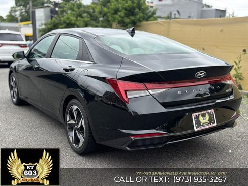 Used 2023 Hyundai Elantra Limited w/ Preferred Accessory Package FWD image 5
