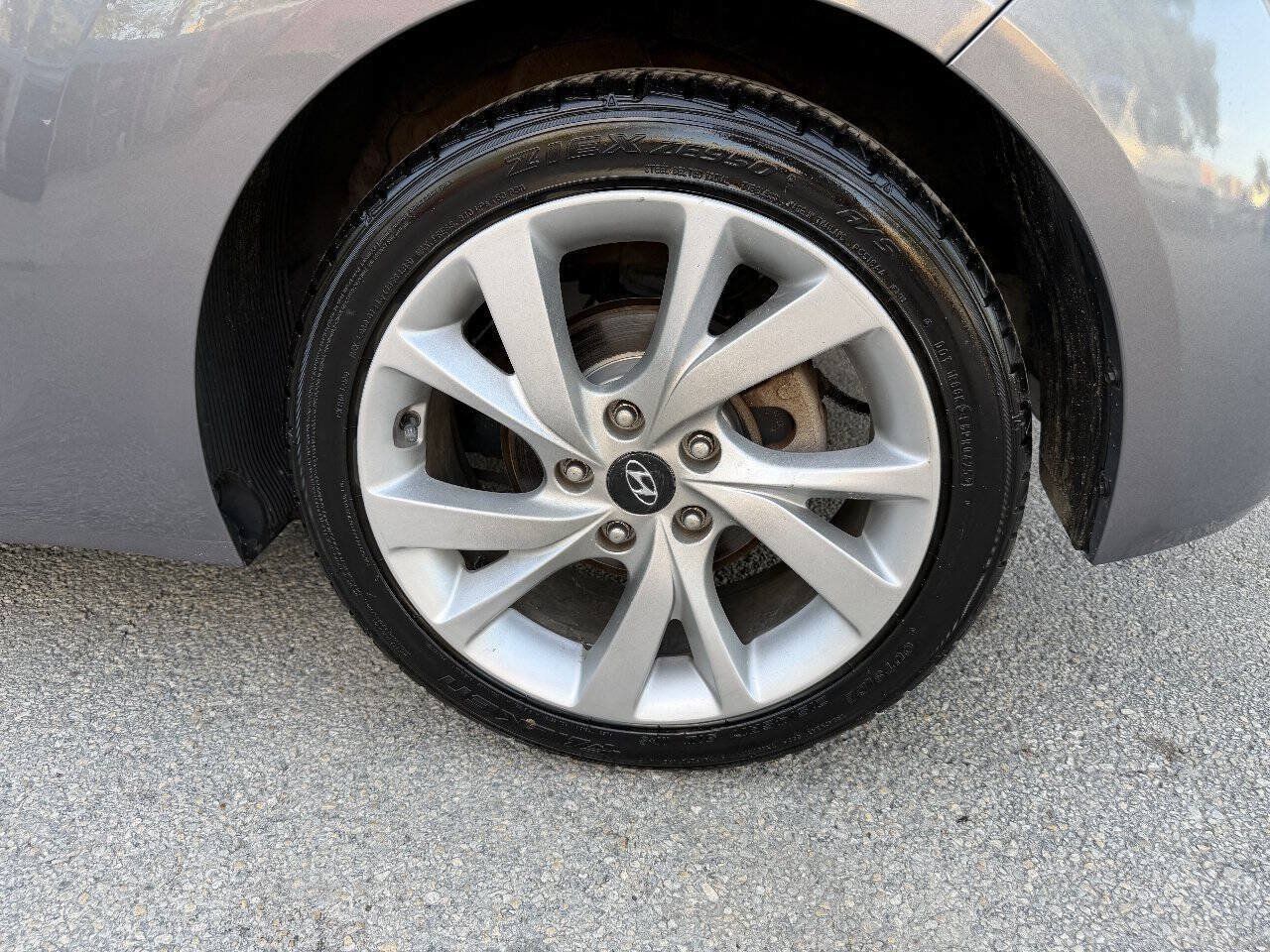 Used 2016 Hyundai Veloster FWD image 16