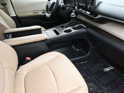 Used 2022 Toyota Sienna XLE image 28