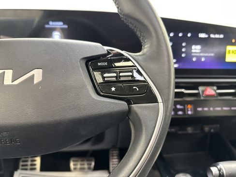 Certified 2023 Kia Niro EX Touring image 18