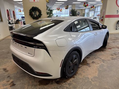 Used 2025 Toyota Prius SE image 12