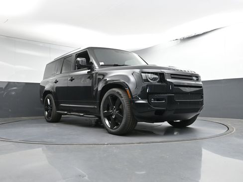 Used 2025 Land Rover Defender 130 X-Dynamic SE image 28