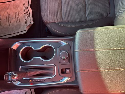 Used 2020 Chevrolet Traverse LT image 19