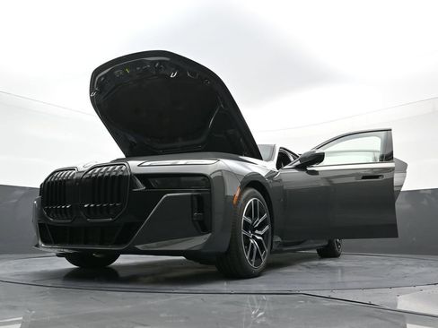 New 2026 BMW 750e xDrive image 41