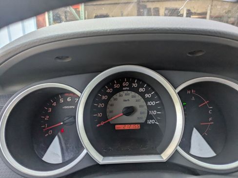 Used 2005 Toyota Tacoma PreRunner image 11