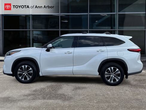 Used 2022 Toyota Highlander XLE AWD/4WD image 10
