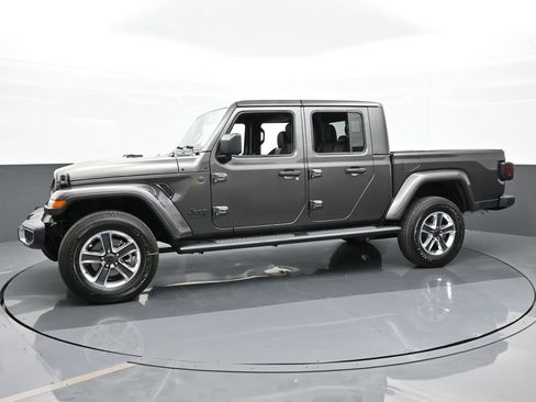Used 2024 Jeep Gladiator Sport w/ Premium Package image 2