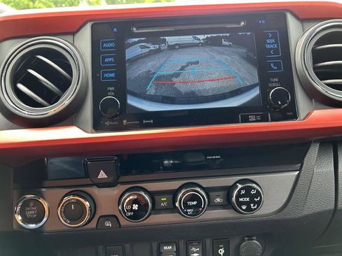Used 2018 Toyota Tacoma TRD Off-Road AWD/4WD image 18