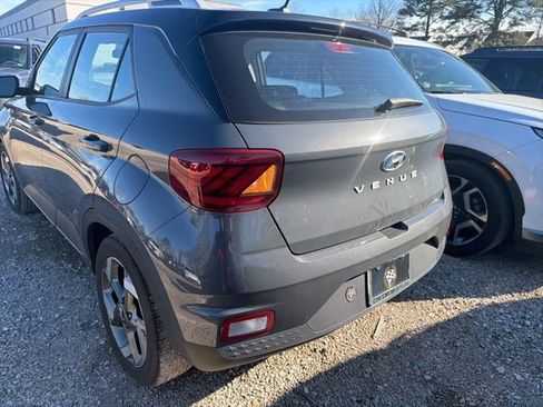 Used 2024 Hyundai Venue Limited image 8