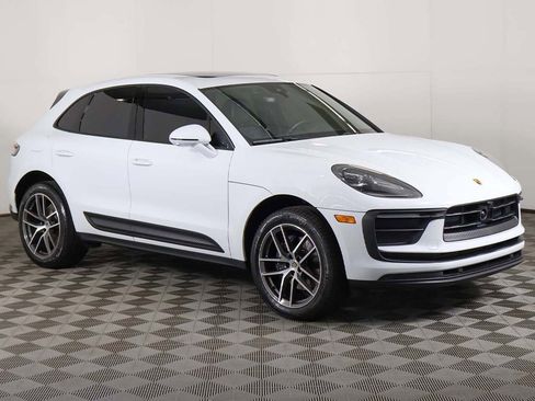 Used 2025 Porsche Macan image 2