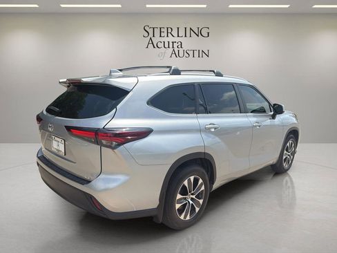 Used 2024 Toyota Highlander XLE FWD image 5