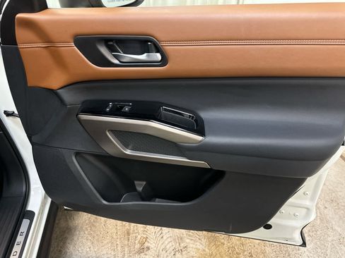 Certified 2024 Nissan Pathfinder Platinum image 28