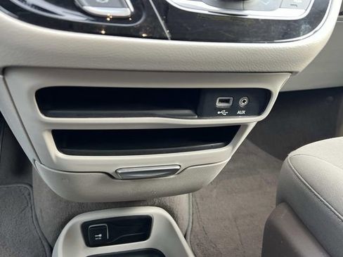 Used 2017 Chrysler Pacifica LX image 29