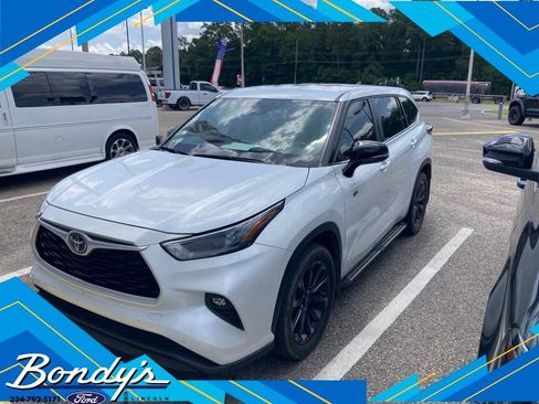 Used 2023 Toyota Highlander LE FWD image 1