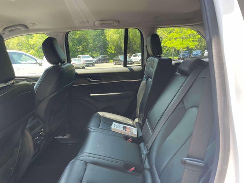 Used 2023 Jeep Grand Cherokee Limited w/ Black Appearance Package AWD/4WD image 12