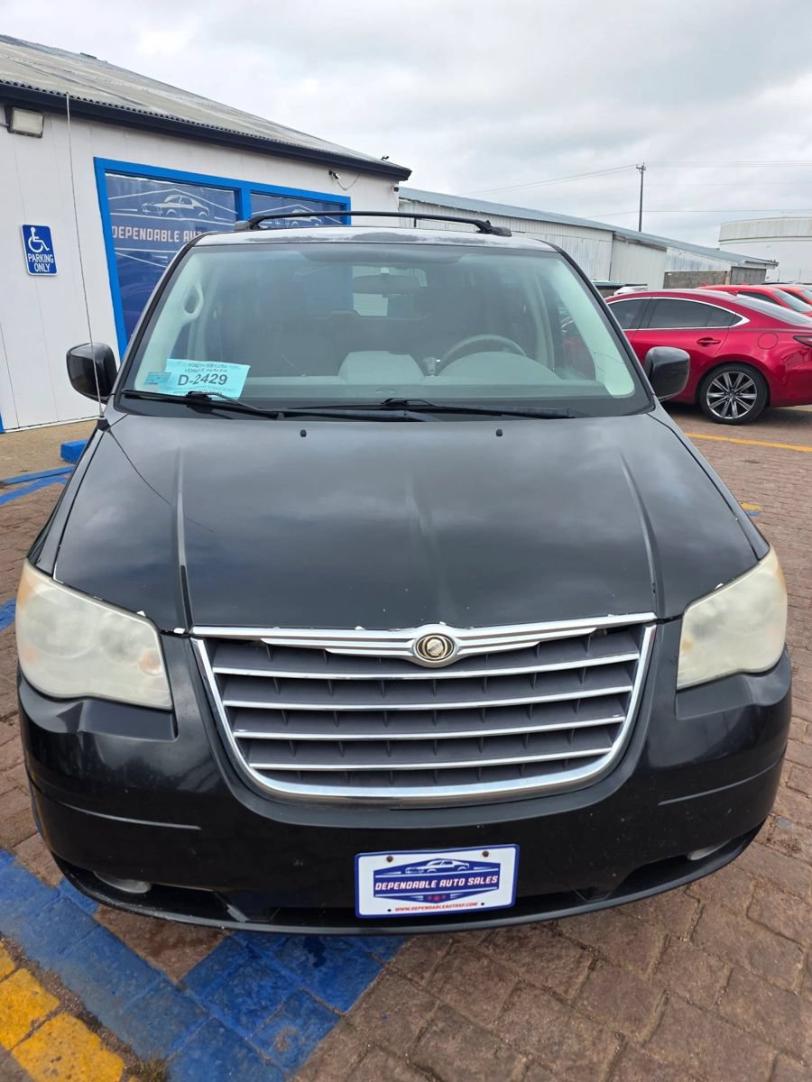 Used 2008 Chrysler Town & Country Touring FWD image 2