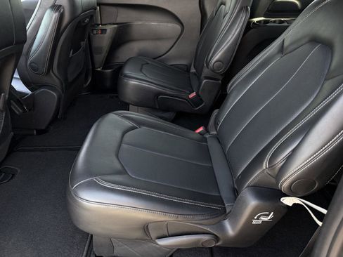 Used 2025 Chrysler Pacifica Select FWD image 7