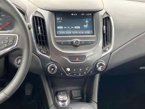 Used 2018 Chevrolet Cruze LT w/ Convenience Package image 10