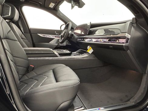 Used 2025 BMW 760i xDrive w/ Executive Package AWD/4WD image 41