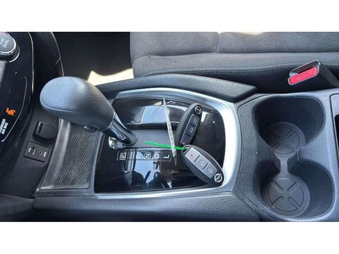 Used 2016 Nissan Rogue SV image 17