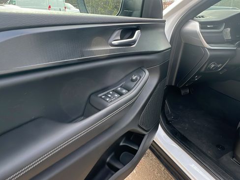 Used 2024 Jeep Grand Cherokee Laredo X image 15