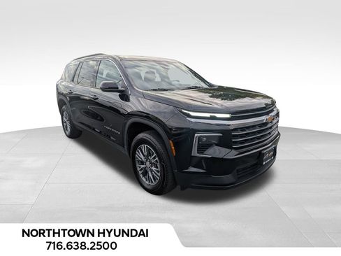 Used 2025 Chevrolet Traverse LT image 1