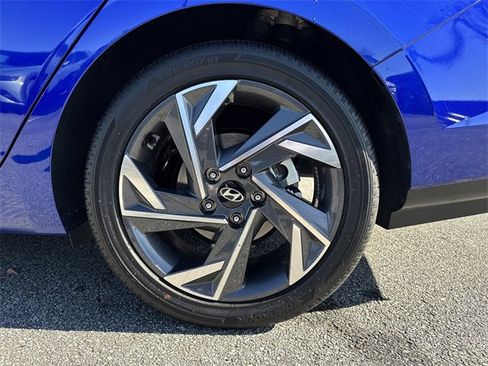 Certified 2025 Hyundai Elantra SEL image 19