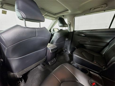Used 2022 Toyota Highlander XLE image 30