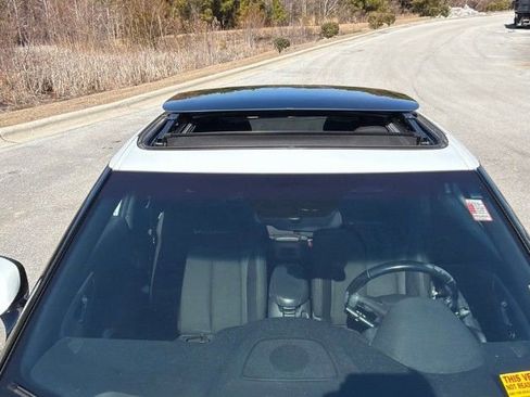 Used 2017 Hyundai Veloster Value Edition image 5