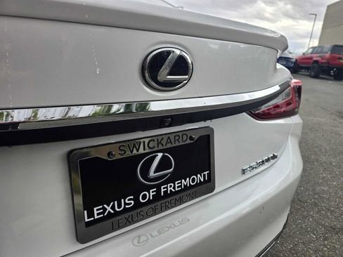 Used 2025 Lexus ES 300h w/ Premium Package image 16