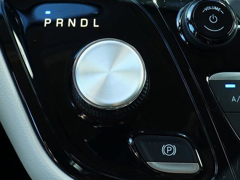 Used 2023 Chrysler Pacifica Touring-L image 57