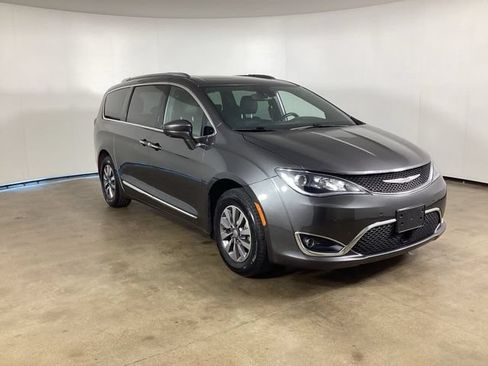 Used 2019 Chrysler Pacifica Touring-L FWD image 3