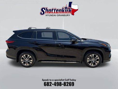 Used 2022 Toyota Highlander XLE FWD image 5