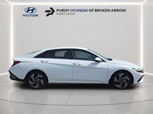 Certified 2025 Hyundai Elantra Limited FWD image 4