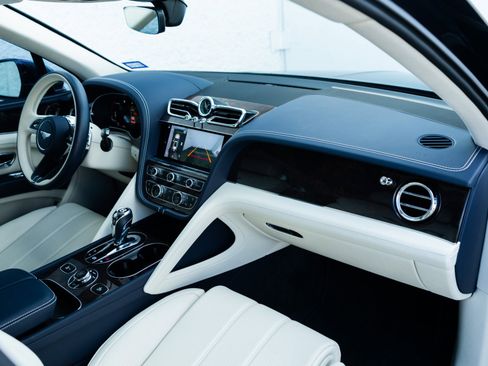 Used 2024 Bentley Bentayga image 16