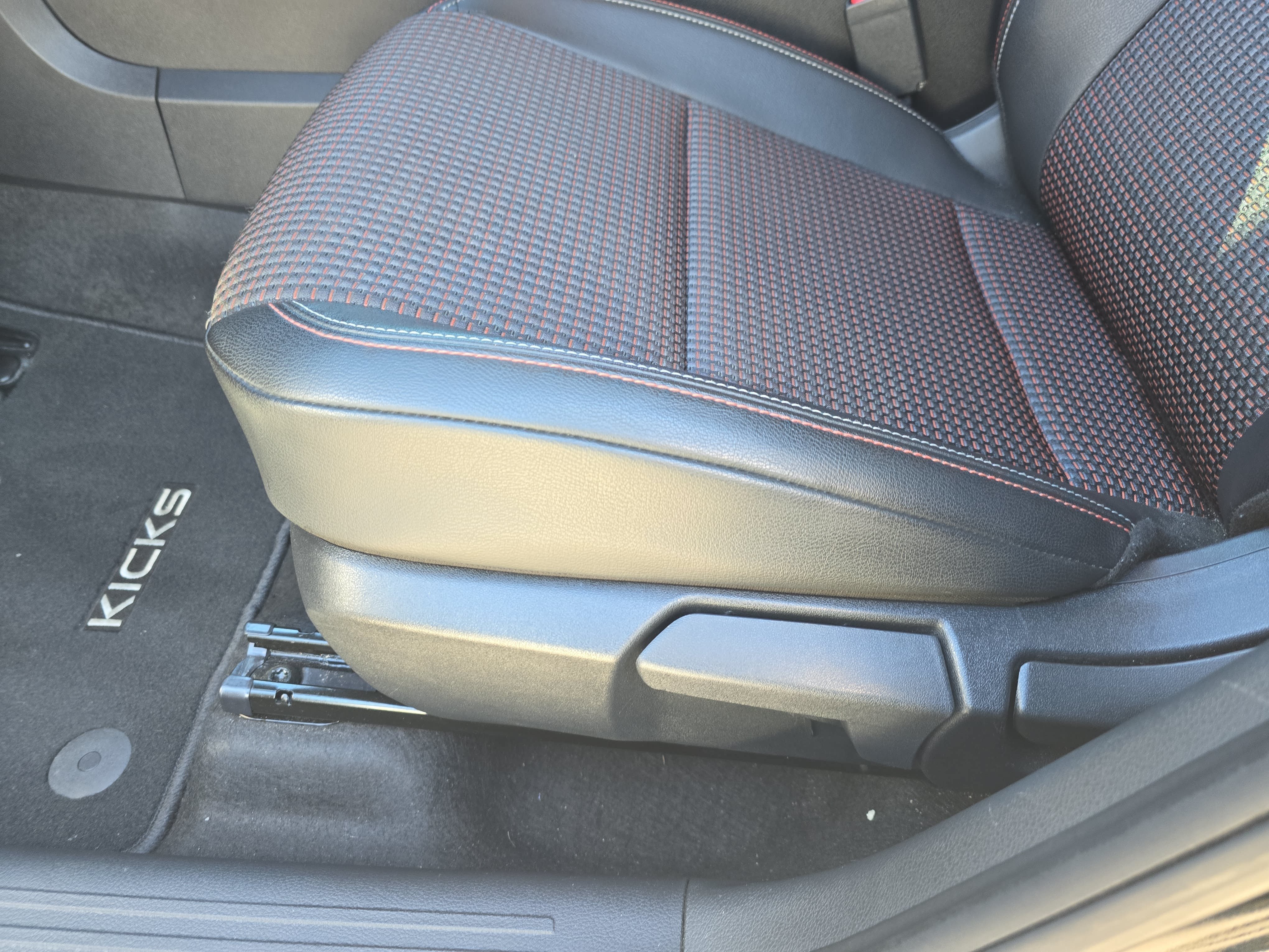 Used 2025 Nissan Kicks SR FWD image 28