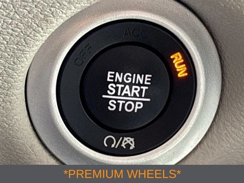Used 2023 Chrysler Pacifica Touring-L FWD image 7