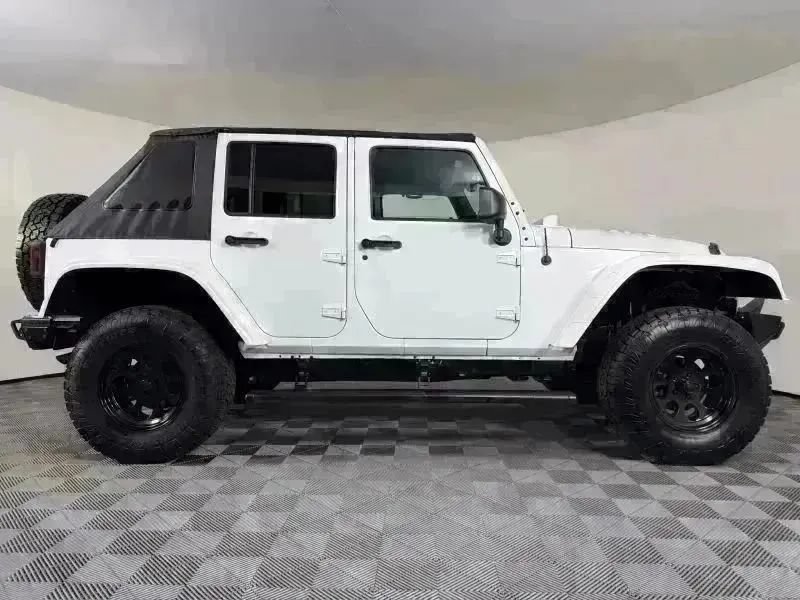 Used 2018 Jeep Wrangler Unlimited Rubicon w/ Connectivity Group AWD/4WD image 24