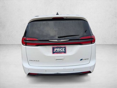 Used 2024 Chrysler Pacifica Select image 6