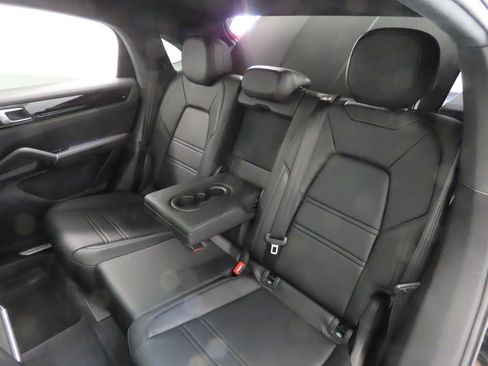 Certified 2023 Porsche Cayenne Coupe AWD/4WD image 40