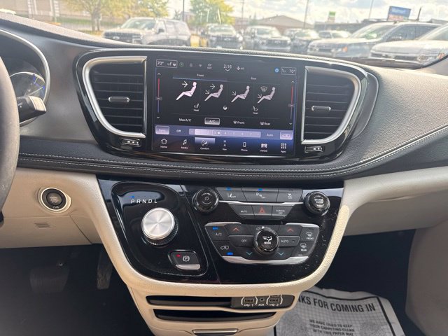 Used 2024 Chrysler Pacifica Limited FWD image 15